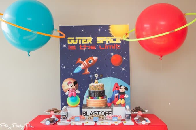 Outer Space Party Decorations: DIY Balloon Planets